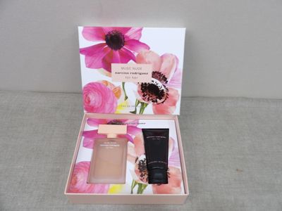 une boîte ouverte contenant un flacon de parfum et un flacon de lotion