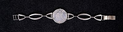bracelet en argent orné d'une pierre blanche au centre