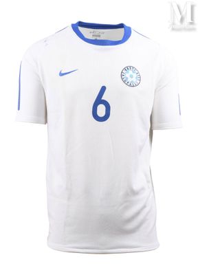un maillot blanc avec le numéro 6 bleu sur le devant
