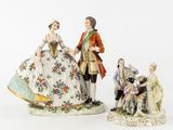 trois figurines en porcelaine représentant des personnages vêtus de costumes d'époque