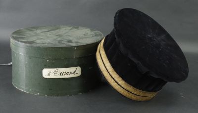 Toque ou mortier de magistrat. Avec sa boite en carton - Photo 1