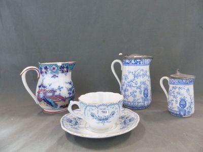 quatre types différents de tasses à thé et de soucoupes posées sur une table