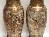 deux vases ornés de motifs asiatiques, exposés