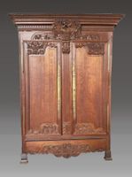 Armoire en chêne mouluré et richement sculpté, à corniche dr…