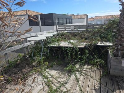 une terrasse en bois avec une table et des chaises