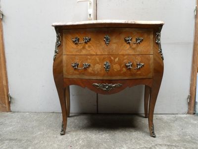 Commode galbée en marqueterie, à décor floral, façade galbée ouvrant à - Photo 1