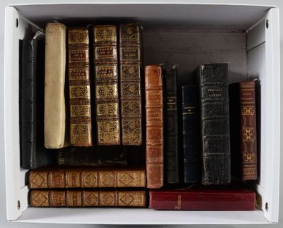 de nombreux livres anciens dans une boîte blanche posée sur l'étagère