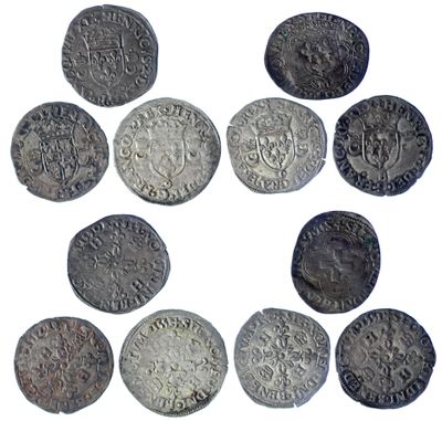 un gros plan sur un tas de vieilles pièces de monnaie posées sur une surface blanche