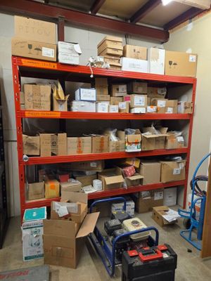une pièce avec beaucoup de boîtes et de cartons sur les étagères