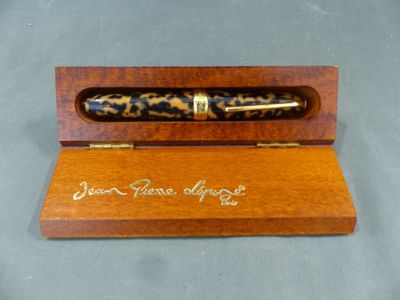 an image of a pen sitting on top of a wooden box