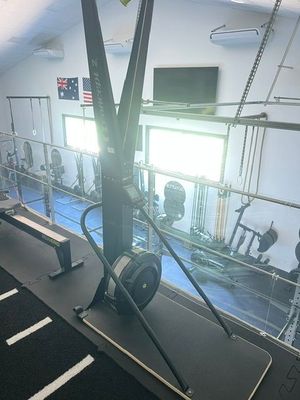 une image d'une salle de sport avec des équipements