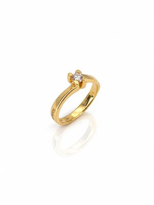une bague en or jaune sertie de deux diamants