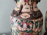deux vases posés sur une table, avec un miroir en arrière-plan