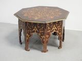 une petite table ornée d'un motif complexe