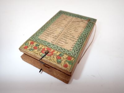 un vieux livre posé sur une table