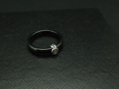 Bague en céramique noire ornée d'un diamant dans une monture…