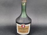 une bouteille d'alcool posée sur une table