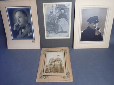 Lot comprenant divers portraits dont 2 couples ruraux, marin…