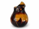 un vase brun et noir posé sur une surface blanche