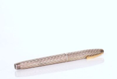 SHEAFFER, USA. Stylo plume en argent à décor guilloché, la p…