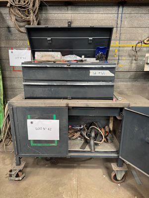 une image d'un établi dans un garage