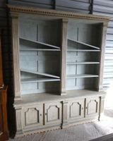 Bibliothèque en deux corps laquée gris et rechampie, à deux …