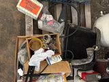 une pile d'objets assortis sur une palette