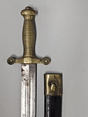 une épée posée à côté d'un briquet