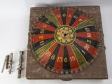 une boîte en bois sur laquelle se trouvent une horloge et quelques clés