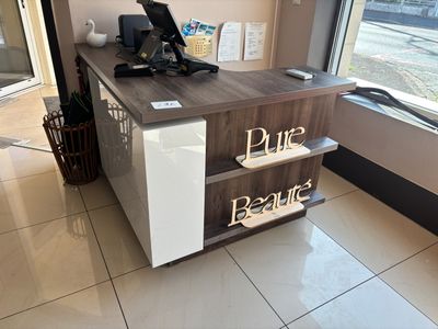 une photo d'un bureau sur lequel se trouve un ordinateur