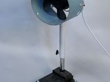 une photo d'une lampe de table surmontée d'un ventilateur