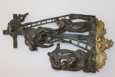 une sculpture métallique représentant un homme et une femme sur un pont