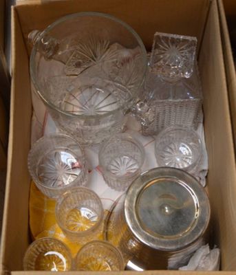 une boîte remplie de verres posée sur une table