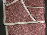 une photo d'une nappe rouge et blanche posée sur une table noire