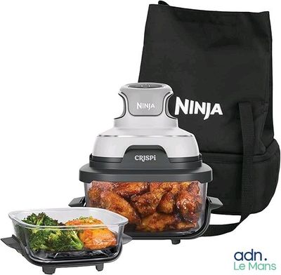 une friteuse Ninja avec du poulet et du brocoli à côté d'un sac-repas