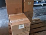 de nombreux cartons empilés sur une palette dans un entrepôt