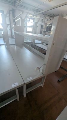 une salle avec beaucoup de tables et de chaises