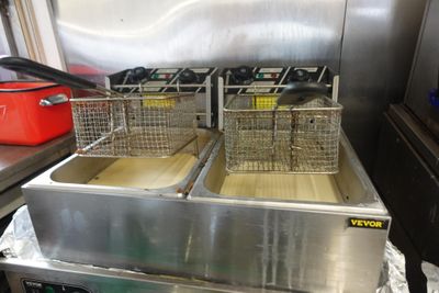 deux friteuses posées sur un plan de travail