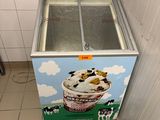 une machine à glaces ornée d'une vache, exposée dans un stand