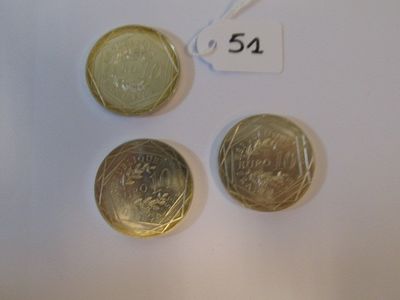 trois pièces différentes sont présentées sur une surface blanche, accompagnées d'une étiquette de prix