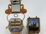 un petit miroir posé à côté d'un autre petit miroir sur un pied