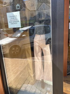 un mannequin dans la vitrine d'un magasin de vêtements