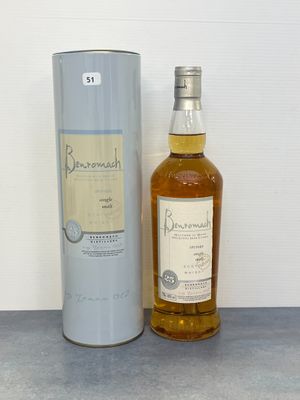 une bouteille de whisky posée à côté d'un bidon