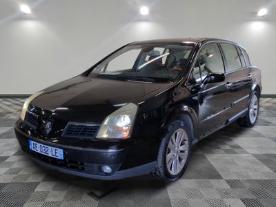 la photo d'une voiture noire garée dans un garage