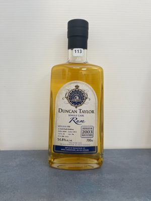 une bouteille de rhum posée sur un comptoir à côté d'une bouteille d'alcool