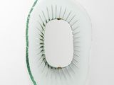 une image représentant un objet blanc et vert posé sur une surface blanche