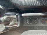un gros plan du tableau de bord d'une voiture avec une télécommande