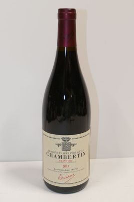 une bouteille de vin posée sur une table
