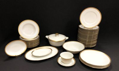 beaucoup d'assiettes et de bols sur la table