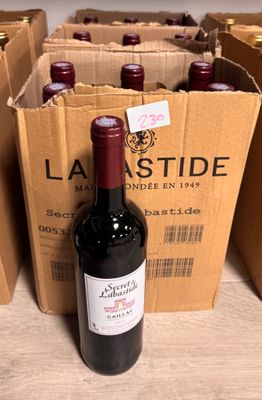 plusieurs bouteilles de vin sont alignées sur une table